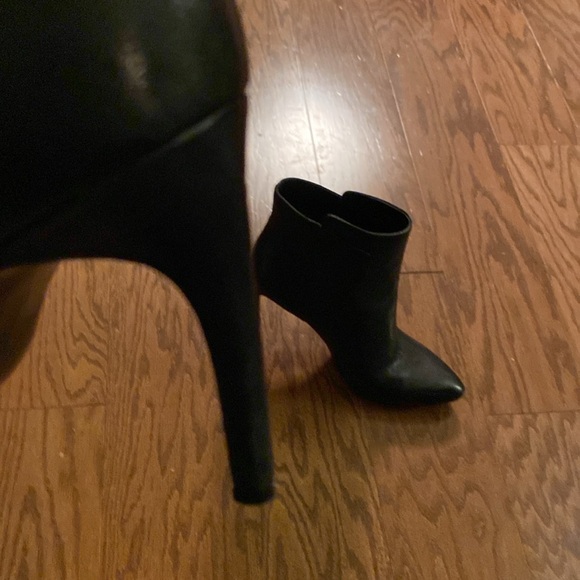 Vince Camuto EUC High Heel Boots, 9M/39, no callouts, outside zippers, leather - Picture 4 of 6